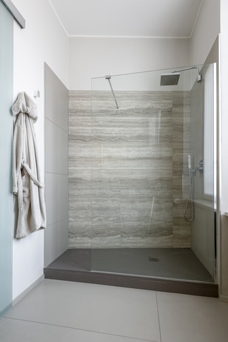 Bagno in stile contemporaneo di 15 di ARCHLab