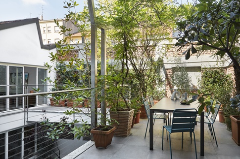 Terrazza in stile eclettico di 50 di NOMADE ARCHITETTURA