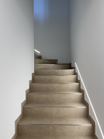 Ingresso in stile contemporaneo di 5 di BF interni Ingresso in stile contemporaneo di 5 di BF interni