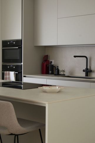 Open Space in stile moderno di 44 di Silvia Aquilani . Design studio