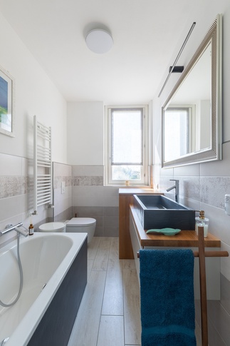 Bagno in stile contemporaneo di 5 di Mobili Vivarelli S.R.L. Bagno in stile contemporaneo di 5 di Mobili Vivarelli S.R.L.