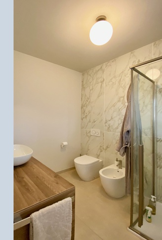 Bagno in stile contemporaneo di 5 di SuMisura Architetti