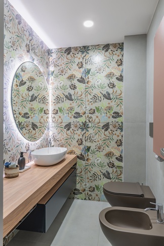 Bagno in stile contemporaneo di 3 di Caleidoscopio Architettura