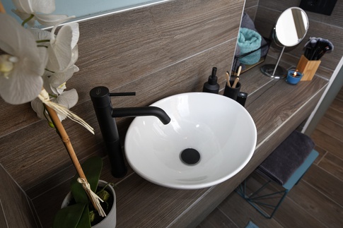 Bagno in stile soft industrial di 5 di Arar Studio di Arar Muna Isabella