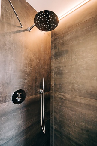 Bagno in stile moderno di 9 di COBE architetti