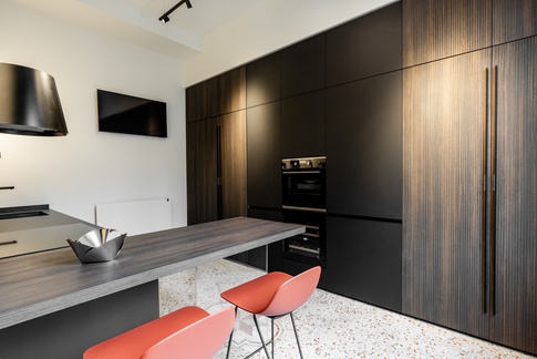 Cucina in stile contemporaneo di 15 di Moltefacce SRL