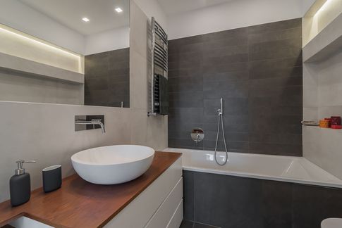 Bagno in stile contemporaneo di 5 di Rossella Fiorillo architetto