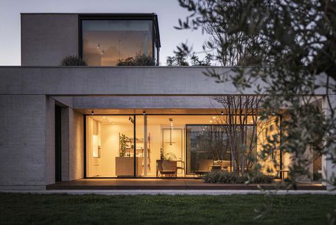 Giardino in stile minimal di 300 di Didonè Comacchio Architects