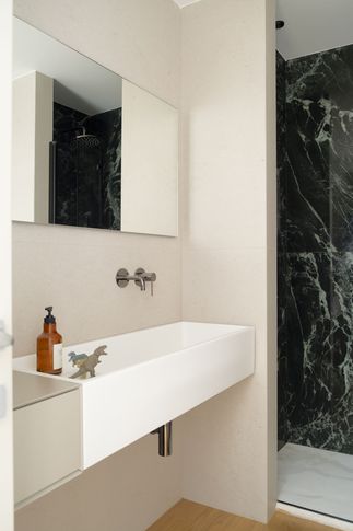 Bagno di Servizio in stile contemporaneo di 4 di Michela Cordisco Studio Bagno di Servizio in stile contemporaneo di 4 di Michela Cordisco Studio