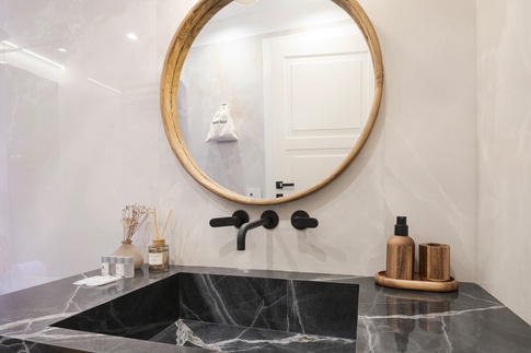 Bagno in stile contemporaneo di 6 di Martini & Partners