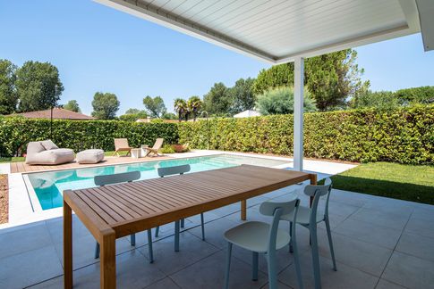 Piscina in stile minimal di 15 di Cariolato Arredamenti Piscina in stile minimal di 15 di Cariolato Arredamenti