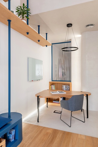 Open Space in stile contemporaneo di 25 di Caleidoscopio Architettura