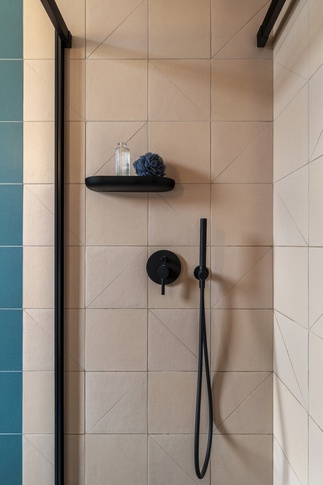 Bagno in stile pop art di 85 di Chantal Forzatti architetto