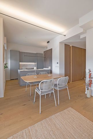 Open Space in stile japandi di 27 di Studio di Architettura Barbara Vucusa Architetto