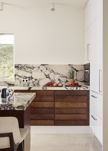 Cucina in stile glamour di 25 di NOMADE ARCHITETTURA
