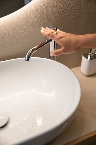 Bagno in stile contemporaneo di 9 di Abitacolo Interni