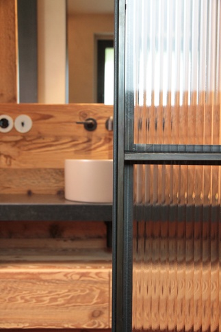 Bagno di Servizio in stile rustico di 9 di Easy Living