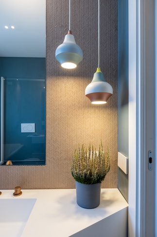 Bagno in stile moderno di 4 di Archifacturing - Sara Cimarelli & Giorgio Opolka architetti