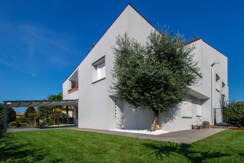 Piscina in stile moderno di 300 di Enzo Razzano Architettura