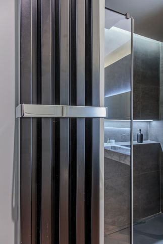 Bagno in stile contemporaneo di 7 di Castelli Sasso architetti