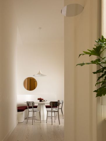 Soggiorno in stile contemporaneo di 30 di Paola Sola Architetto Soggiorno in stile contemporaneo di 30 di Paola Sola Architetto