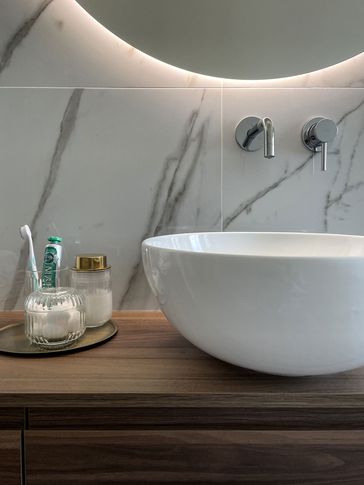 Bagno in stile contemporaneo di 4 di Silvia Aquilani . Design studio