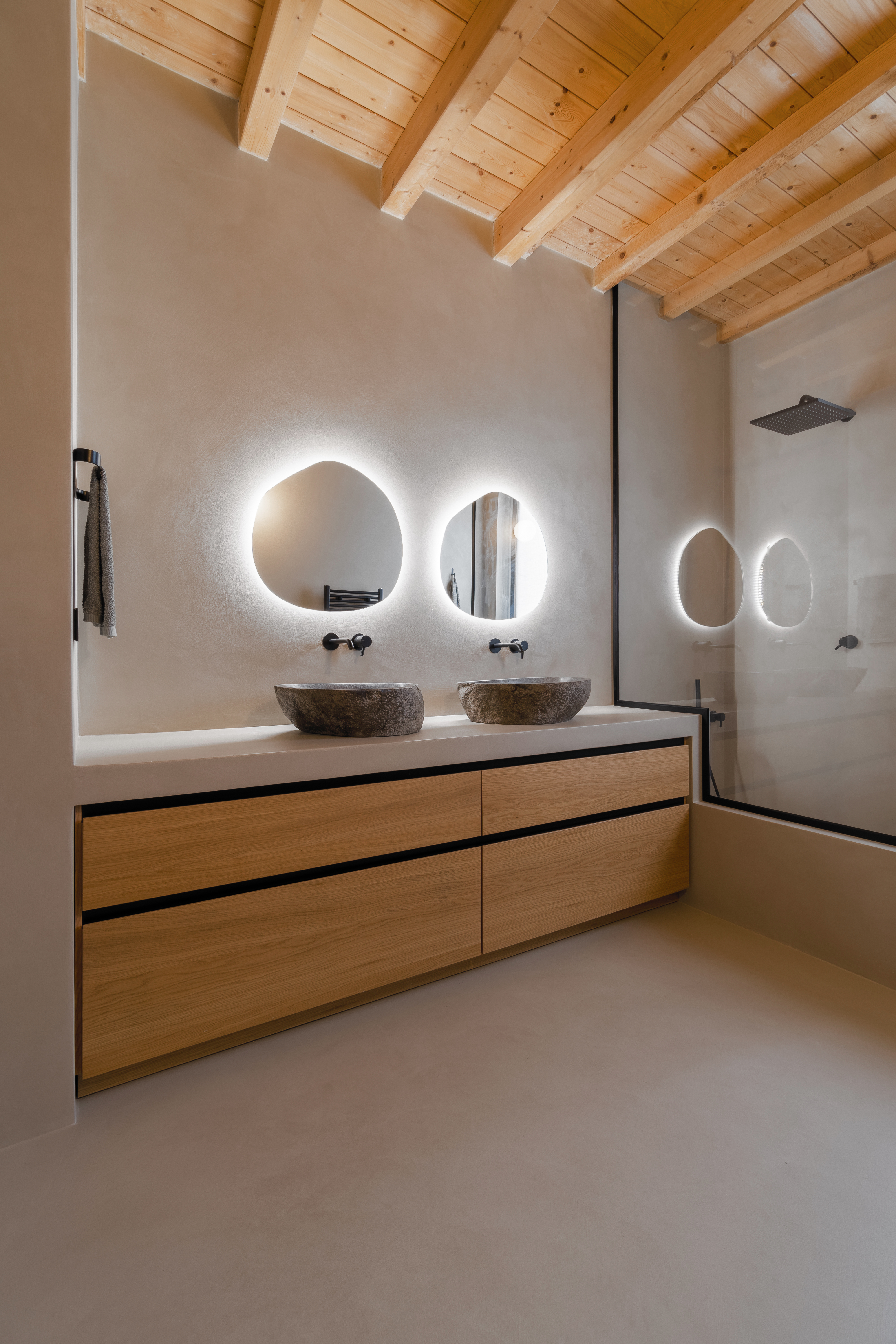 Bagno con vasca e doccia