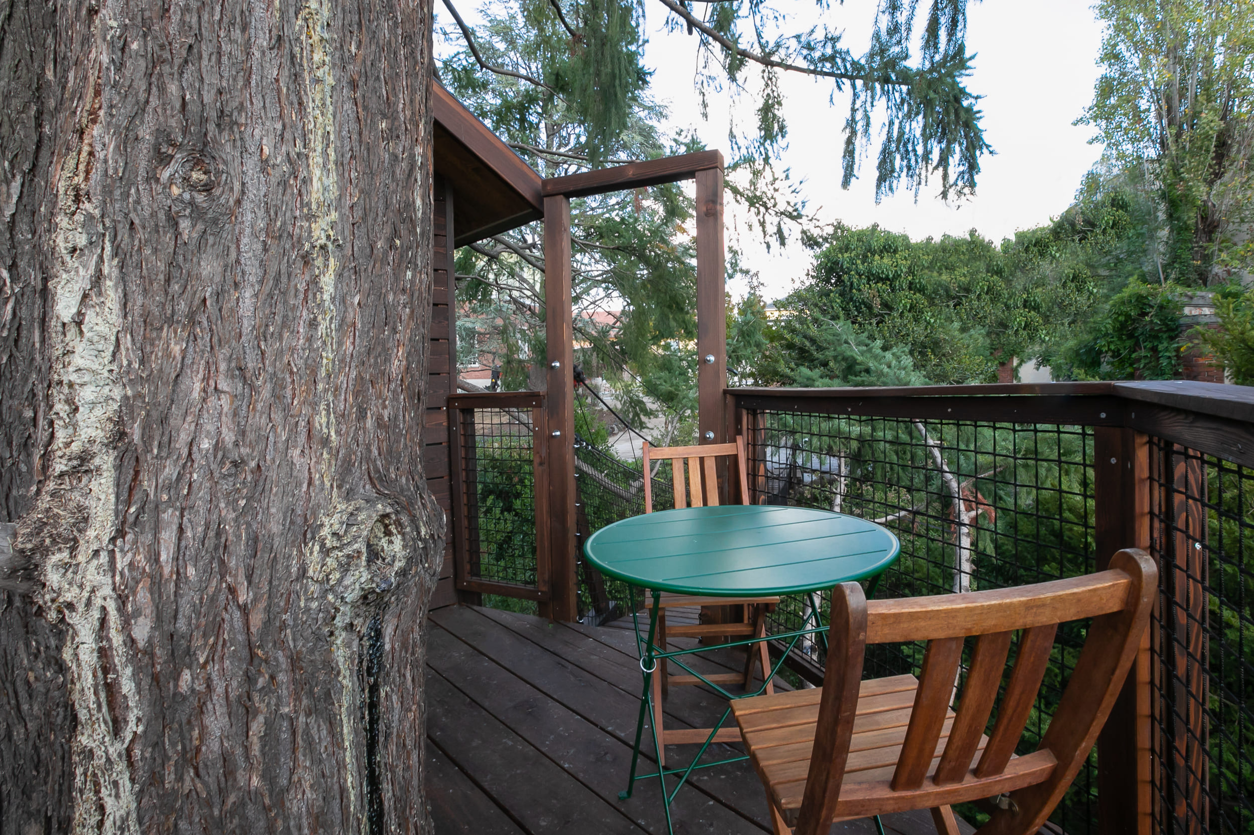 casa sull'albero con terrazza e tavolino