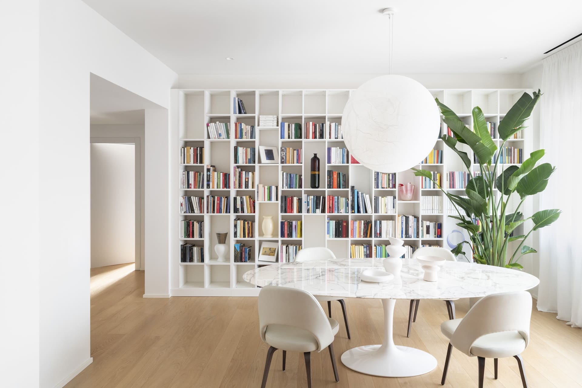 Zona pranzo con libreria