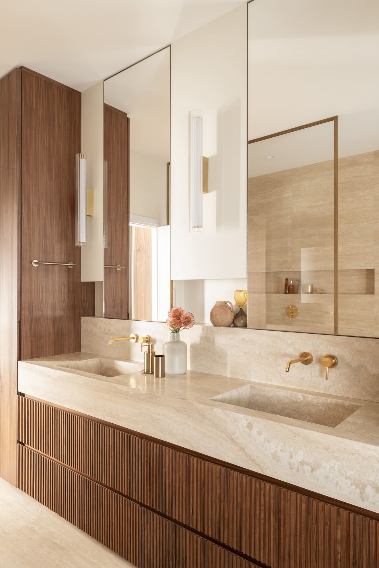 Bagno in travertino Navona e noce 