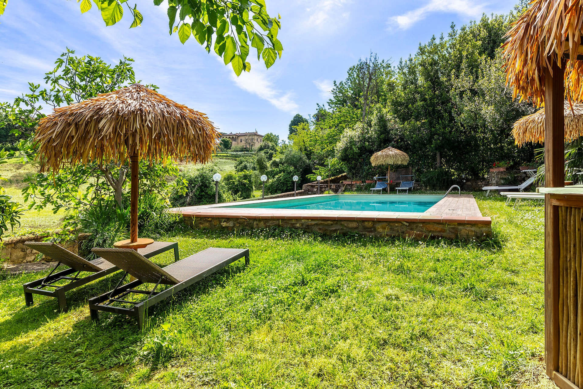 Piscina immersa nel verde