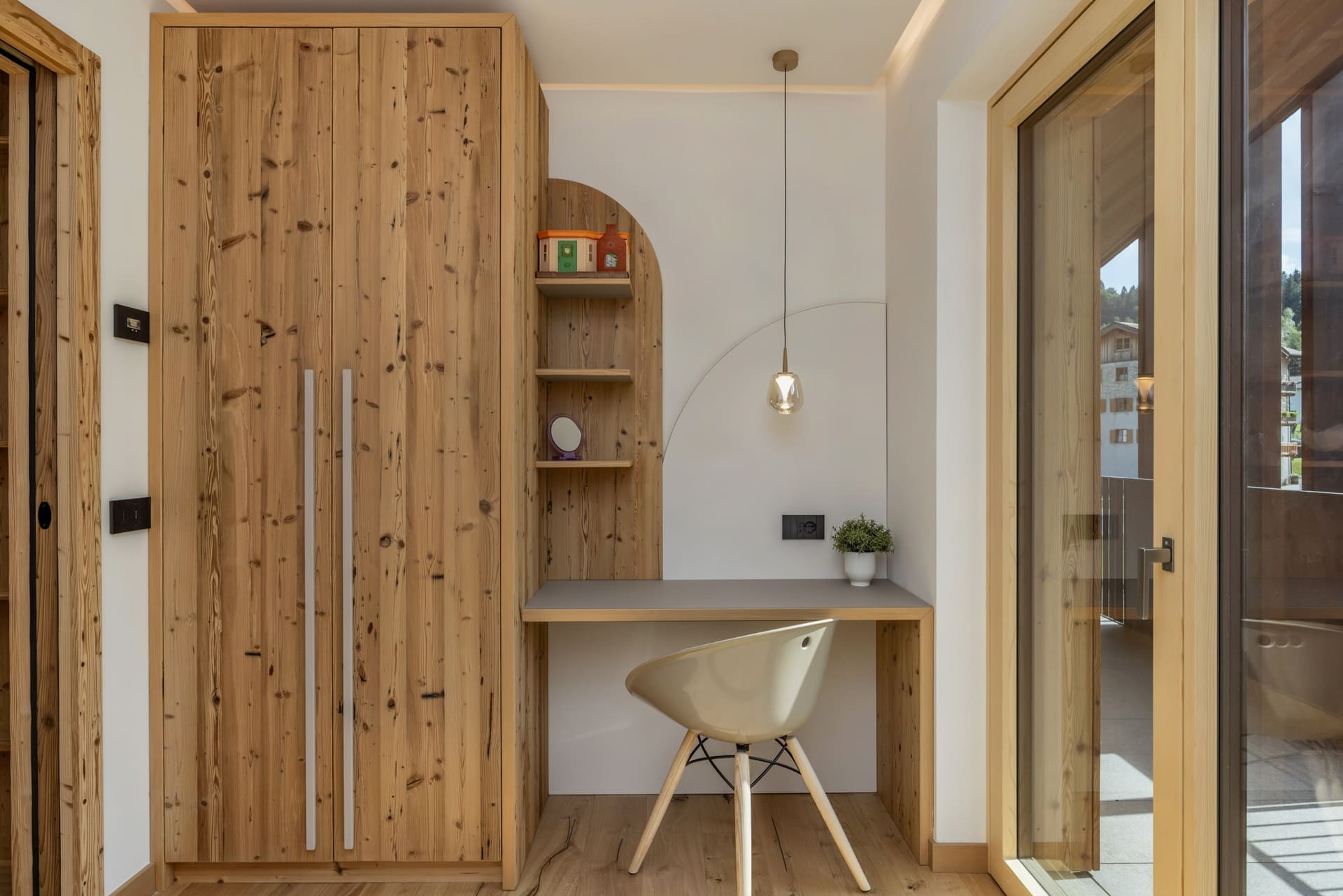 Zona studio con armadio in legno di abete