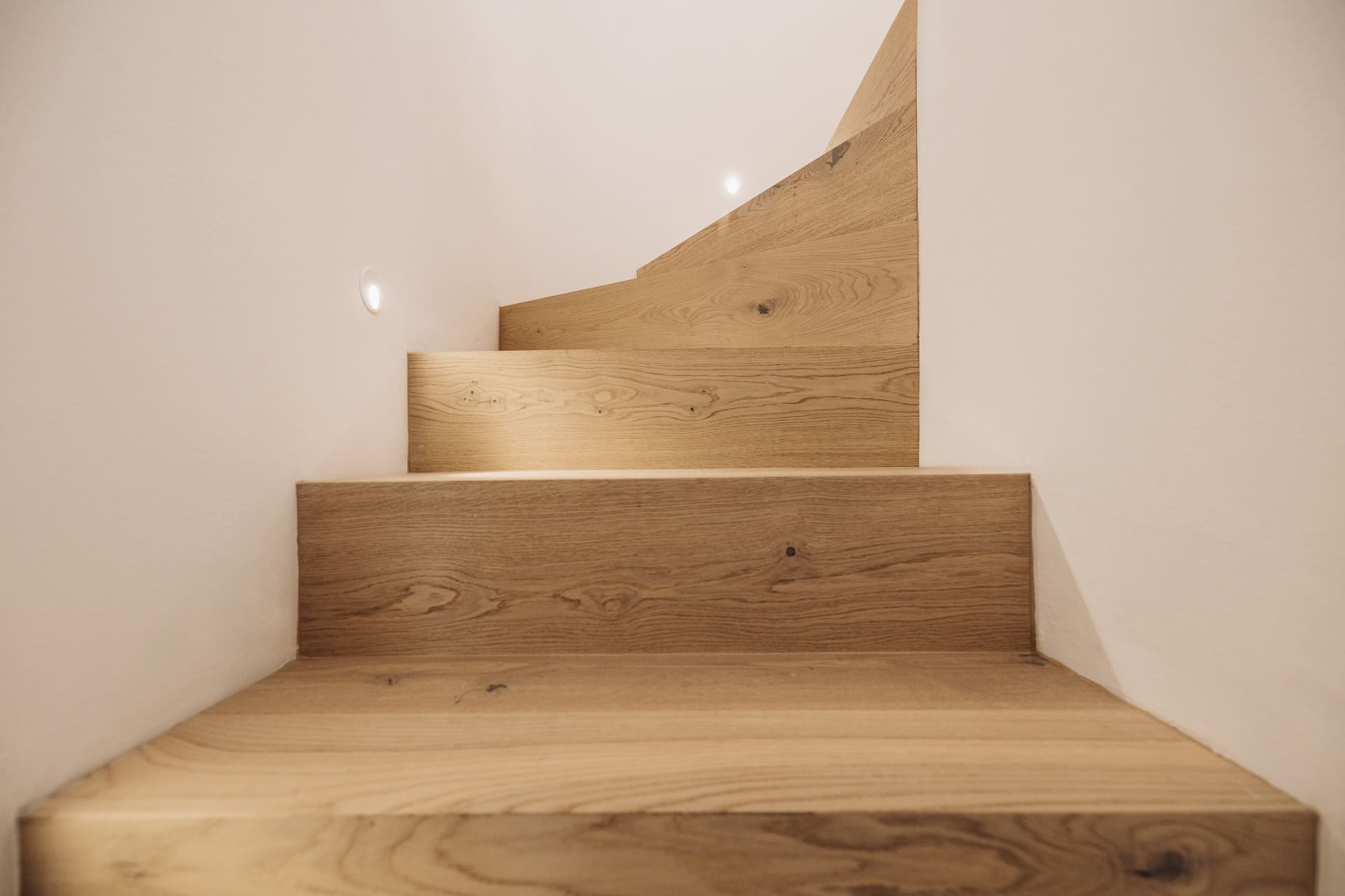 Scale in legno con parete in resina