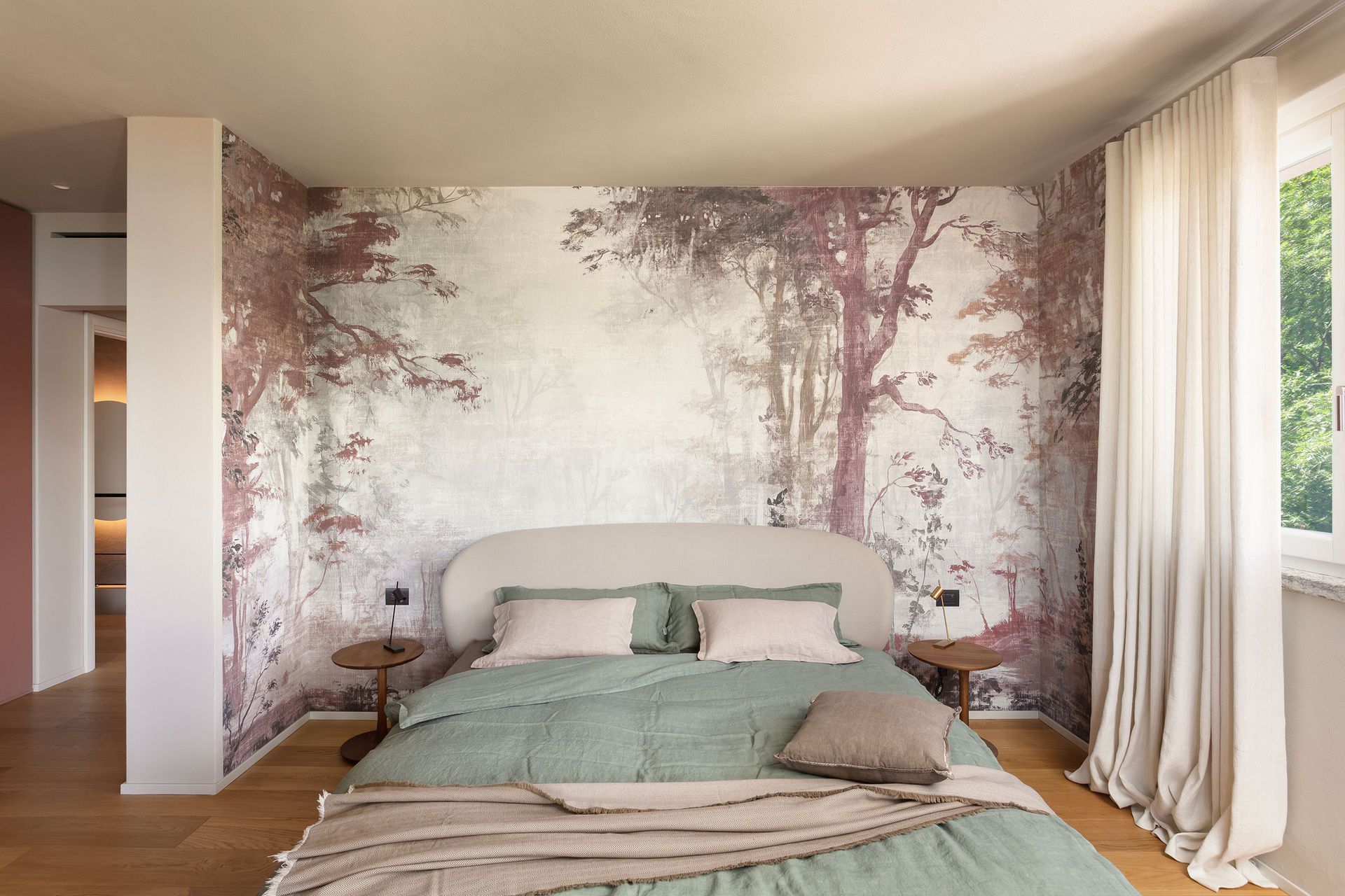Camera da letto con carta da parati