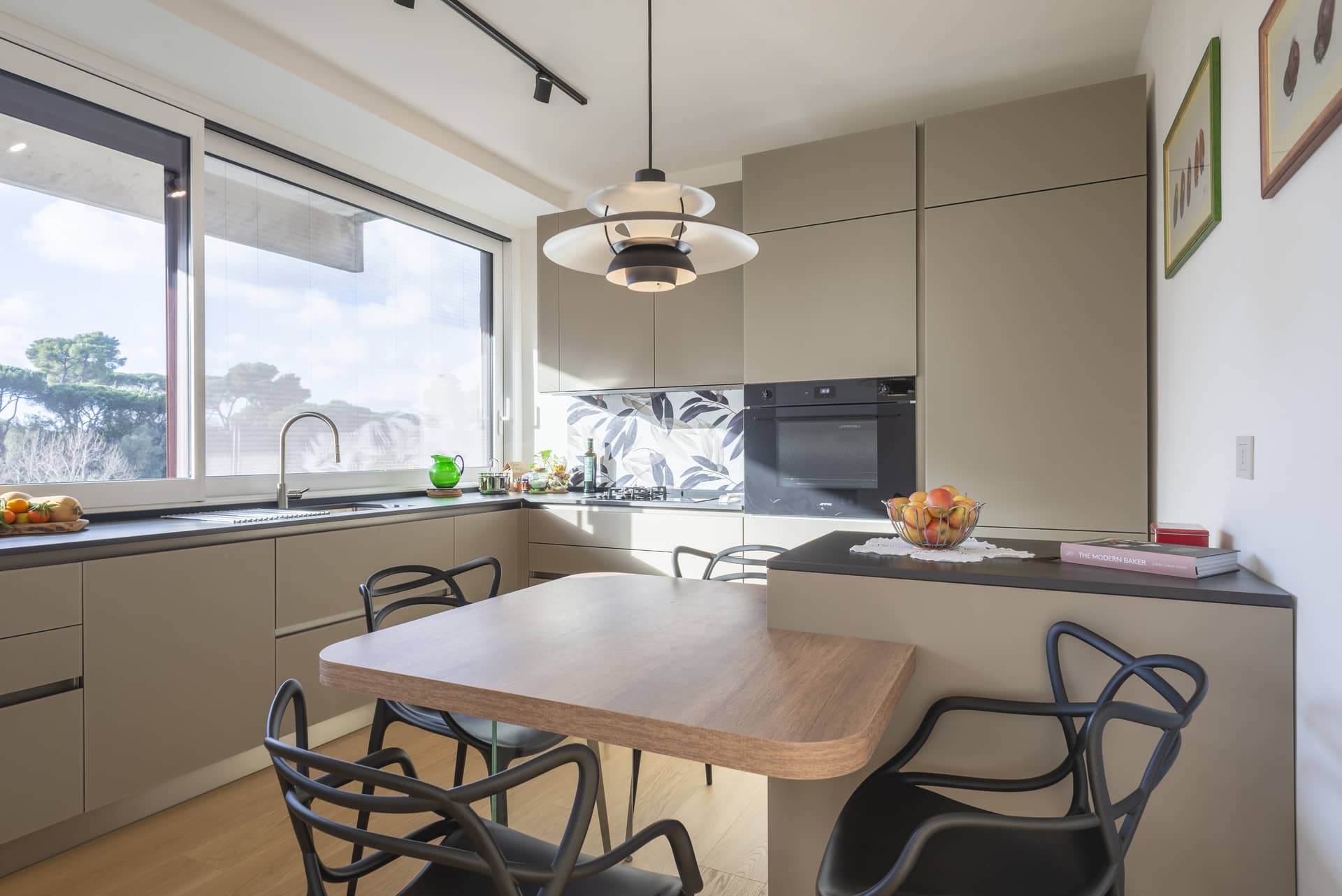 cucina minimalista con ampia vetrata