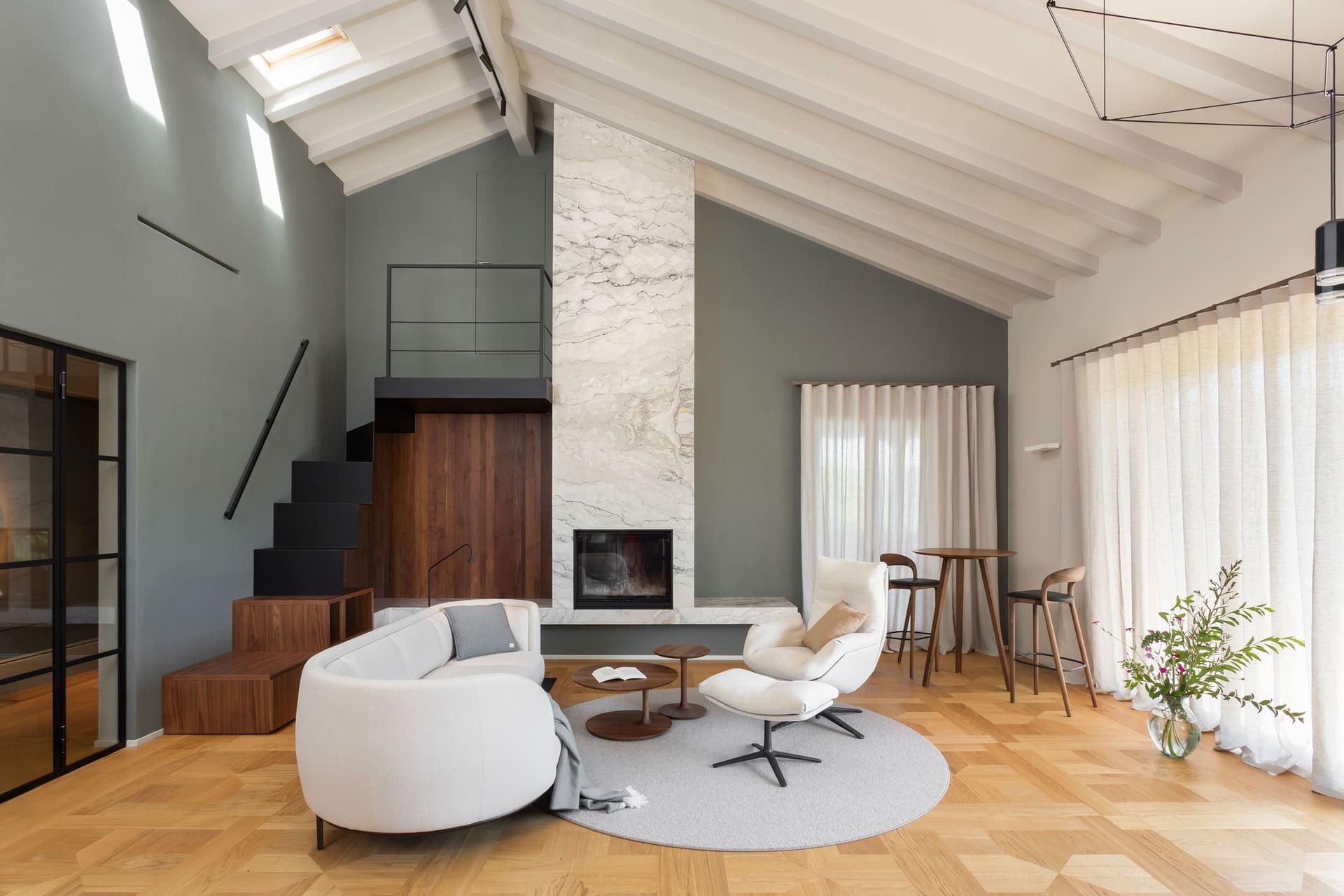 Zona giorno con camino in marmo