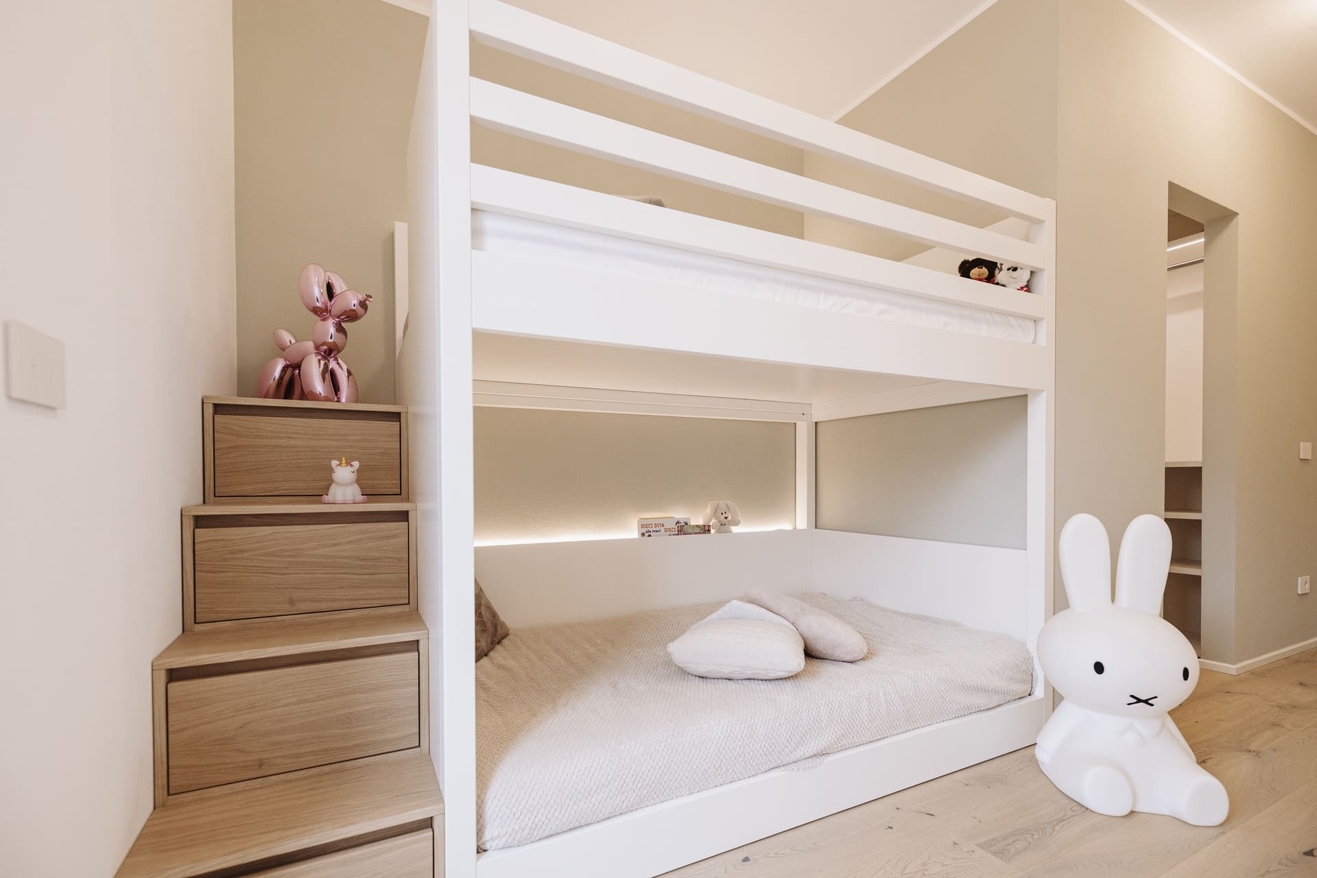 Cameretta bambine con letto soppalcato