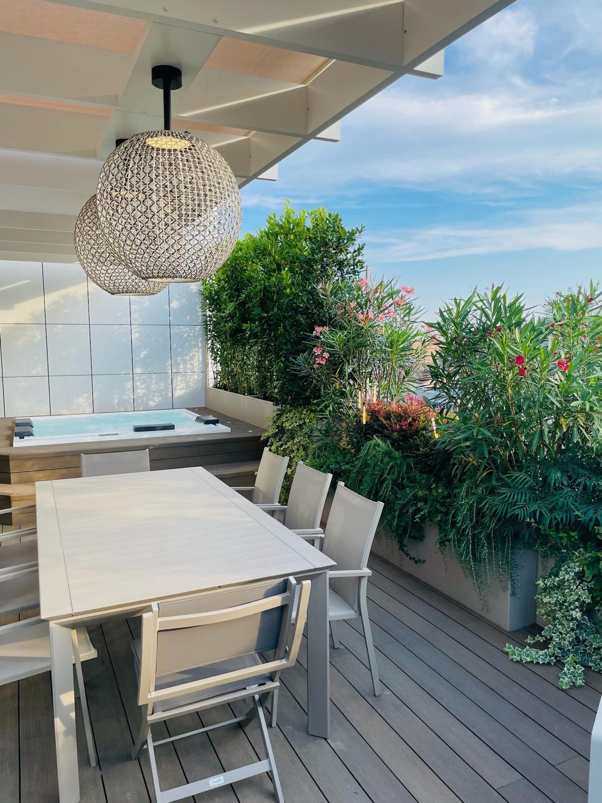 Terrazzo panoramico e vasca idromassaggio