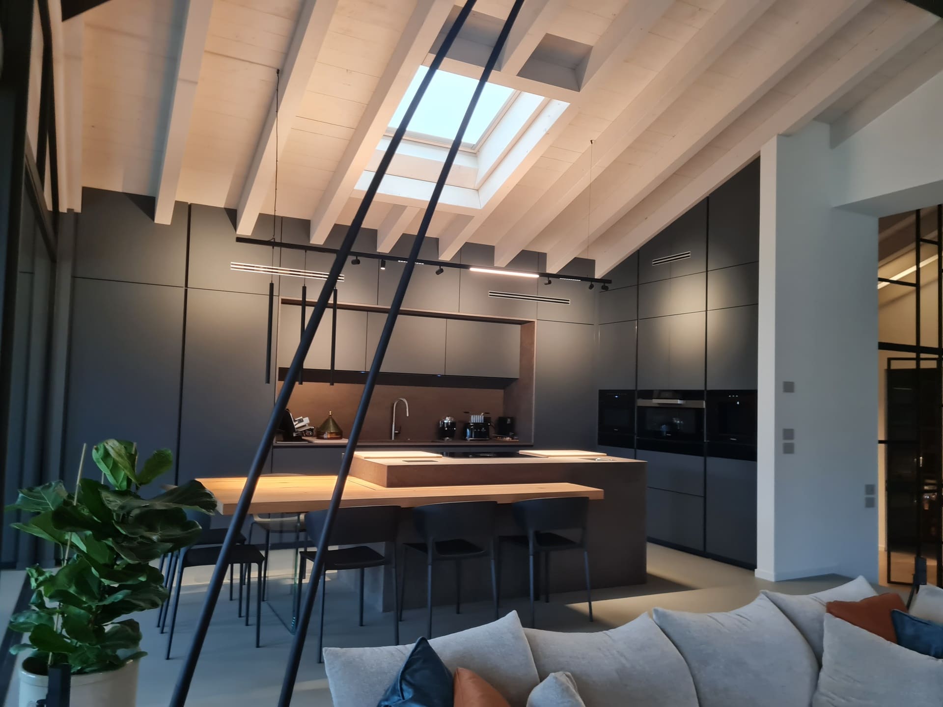 Cucina con isola e tavolo snack