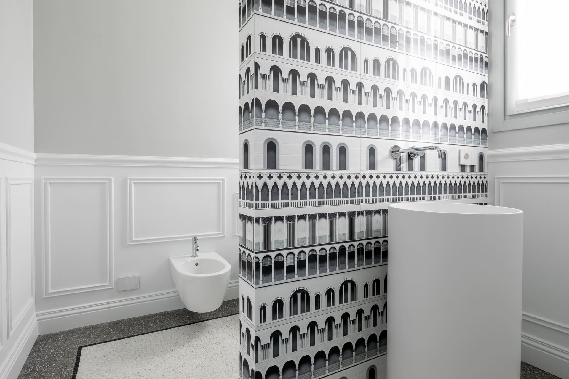 Bagno di servizio con carta da parati 