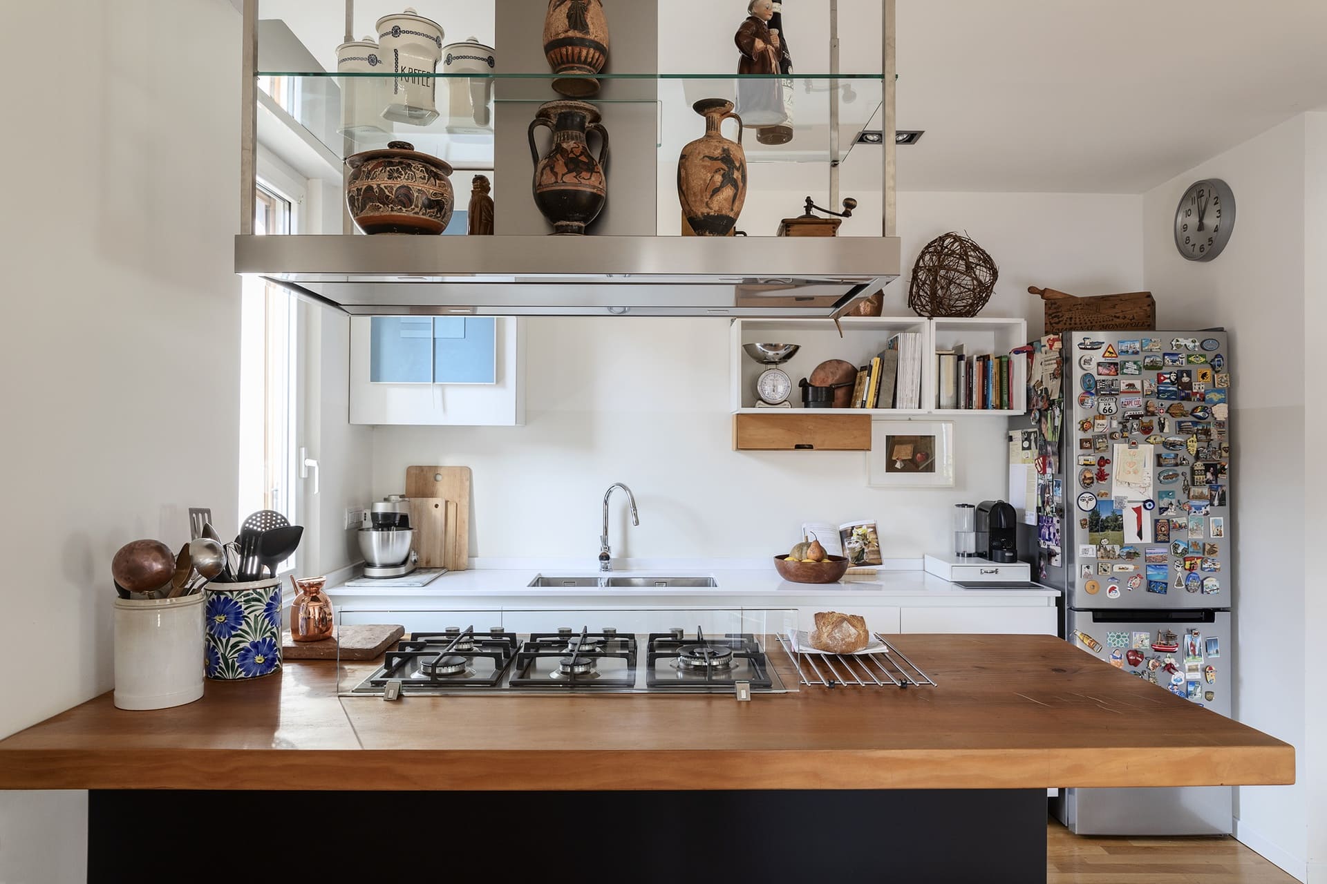 Cucina con piano in acero recuperato