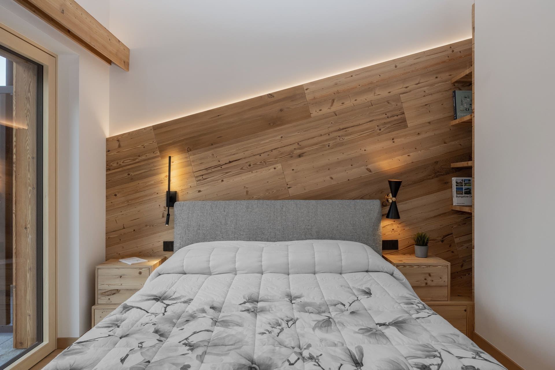 Camera da letto rivestita in legno di abete