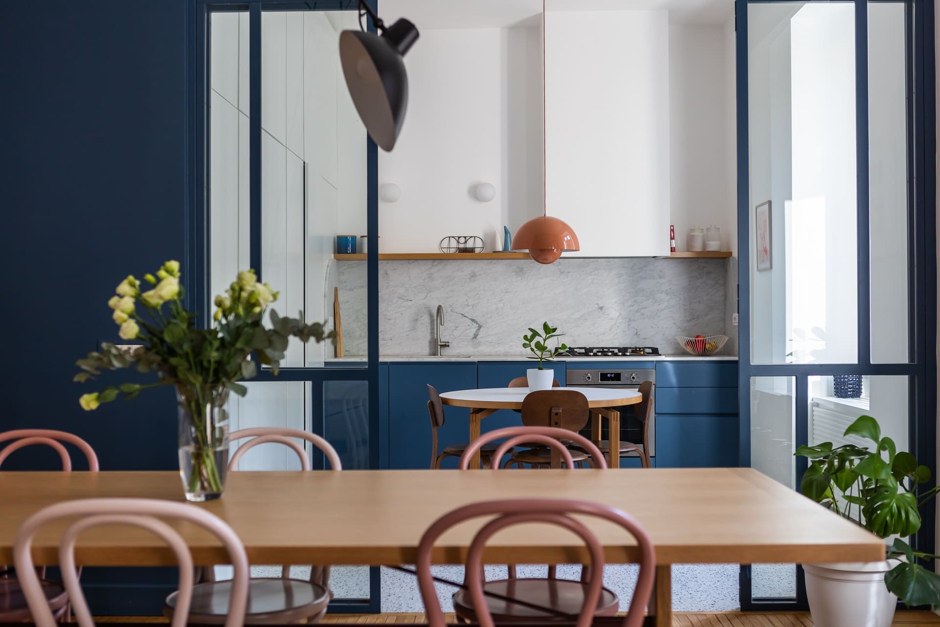 Cucina separata da vetrate