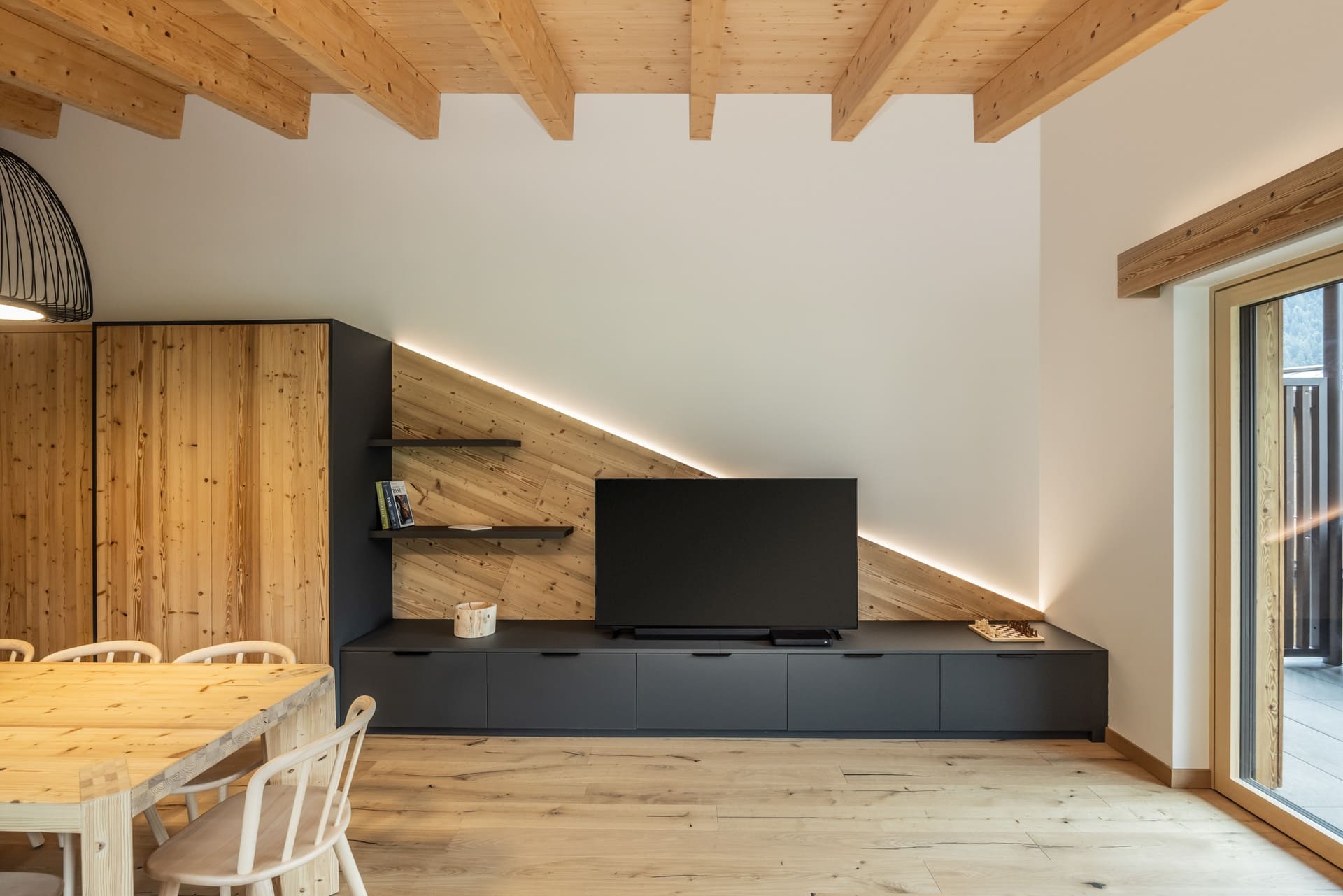 Living e cucina con tagli diagonali