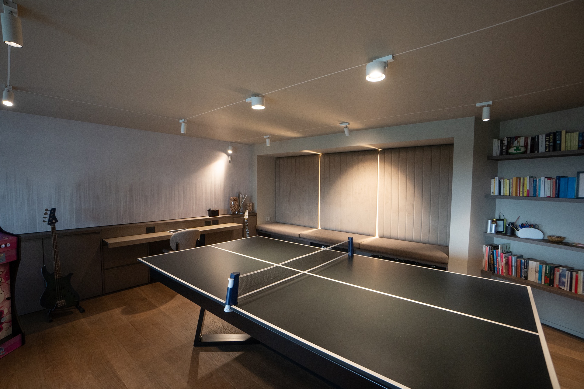Zona hobbie  con tavolo da ping pong