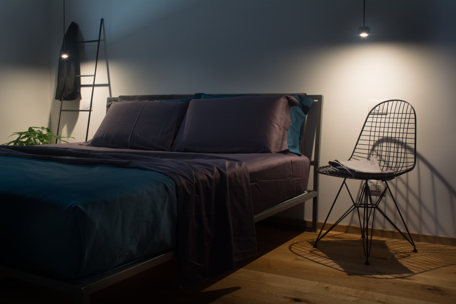 Comodini camera da letto: sceglierli uguali o diversi? I consigli per una camera ricca di personalità