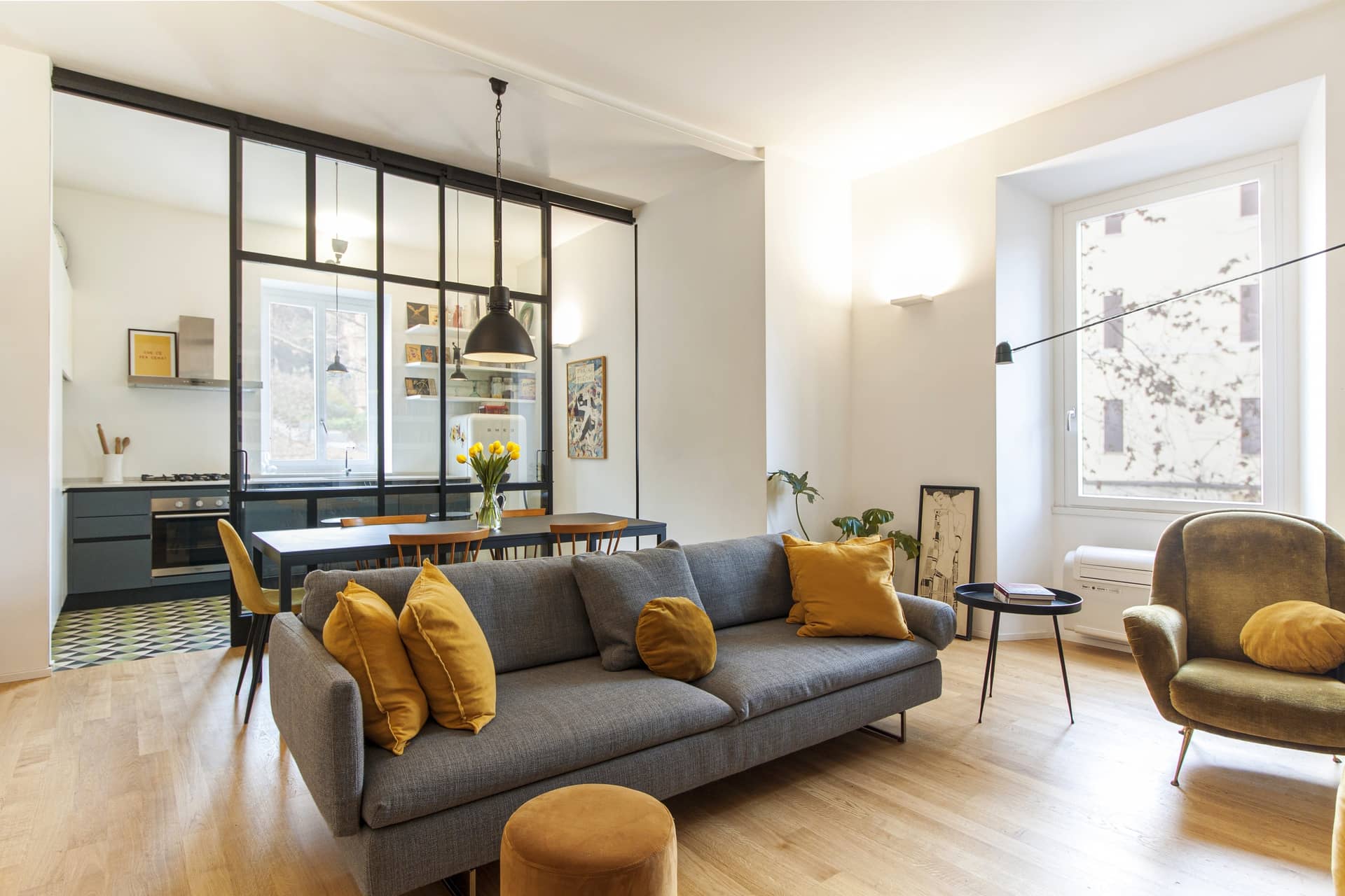 Soluzioni geniali per dividere soggiorno e cucina: dalle pareti mobili agli arredi