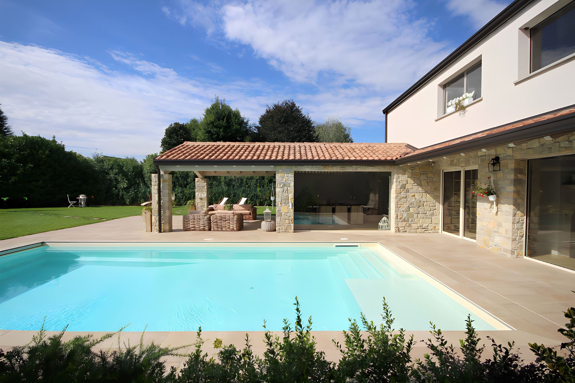 Piscina in giardino: permessi necessari, costi di realizzazione e tempi di costruzione